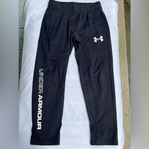 Under Armour boys black poly sweats, size YSM